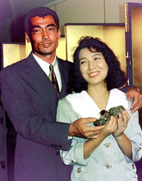 結婚発表会見で原日出子（右）に寄り添う渡辺裕之さん＝1993年