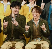 「スクール・オブ・ロック」Ｗキャストの主演で笑顔の柿澤勇人（左）と西川貴教＝2023年