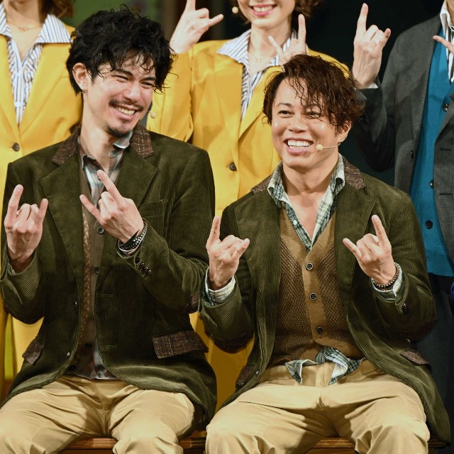 「スクール・オブ・ロック」Ｗキャストの主演で笑顔の柿澤勇人（左）と西川貴教＝2023年