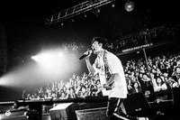 全国ツアーで熱唱するとしみつ（としみつのインスタグラムより）