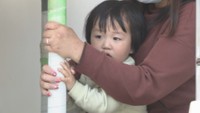 地震の揺れを体験する子ども