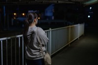 夜道を歩く女性の後ろ姿※画像はイメージです（Haru Works/stock.adobe.com）