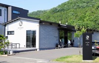 野菜の試し切りなどができる龍泉刃物の直営店＝林敏行撮影