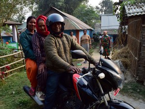 毒蛇にかまれた人を救急搬送するボランティアのバイク、ネパールの農村で活躍