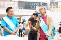 ラサール石井（左）の応援にかけつけた小宮孝泰