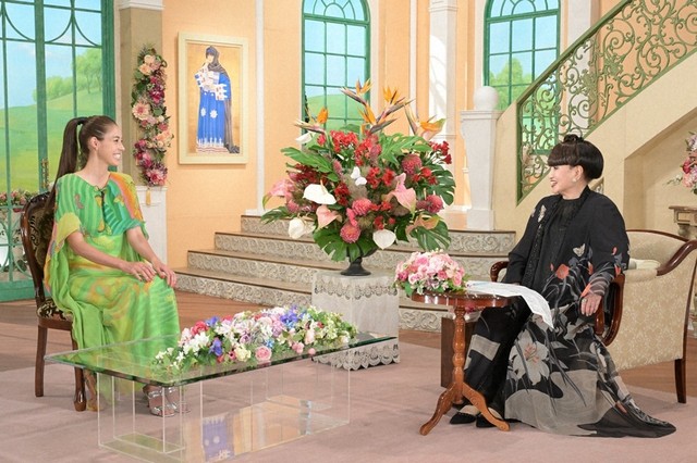 黒柳徹子さん（右）とトークを展開する森泉さん