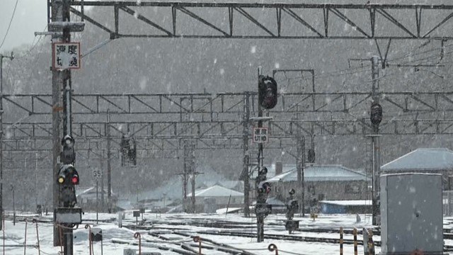 岡山県北部で大雪続く　列車運休も