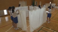 新見南中学校の生徒が避難所の設営に挑戦（岡山・新見市　15日）