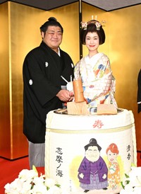 披露宴で鏡開きをする志摩ノ海と天咲千華=2022年6月19日