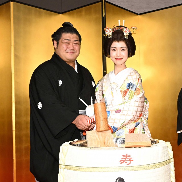 披露宴で鏡開きをする志摩ノ海と天咲千華=2022年6月19日