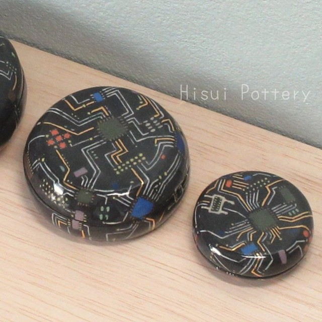 試作品として回路模様で製作した豆皿（提供：Hisui Potteryさん）