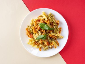 お金は大切だけど、好きな服を選び、おいしいケーキを食べる日がある