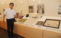 関西大学博物館に展示された村山実さんゆかりの品々を説明する関西大の高岡淳専務理事