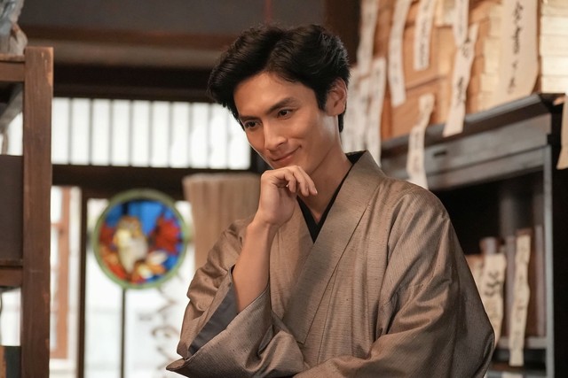 『羅城門』『蜘蛛の巣』などのヒット作で知られる人気作家・秋山格之介　(C)NHK