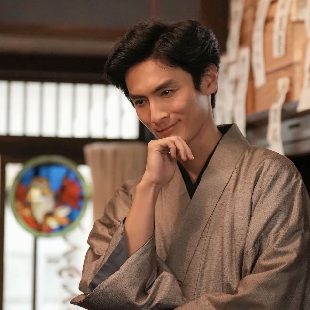 『羅城門』『蜘蛛の巣』などのヒット作で知られる人気作家・秋山格之介　(C)NHK