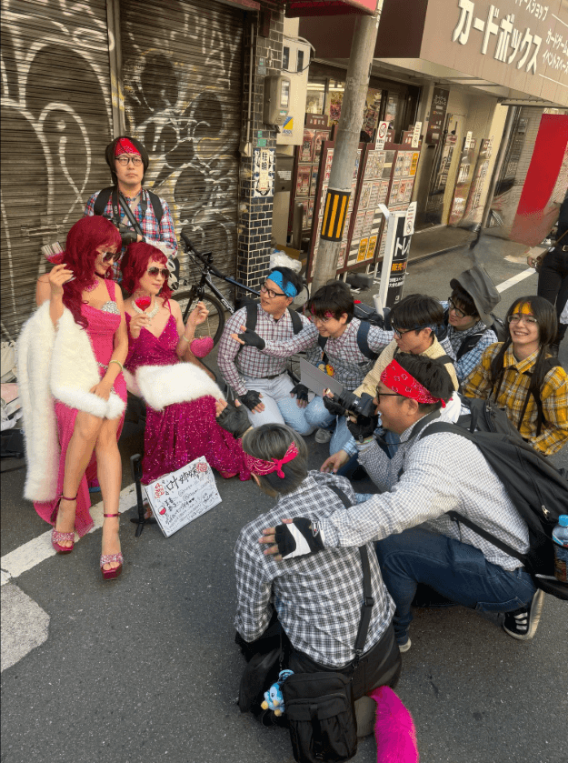 オタクさんに囲まれる一幕も。大阪日本橋ストフェスにて（めぇめぇさん提供）