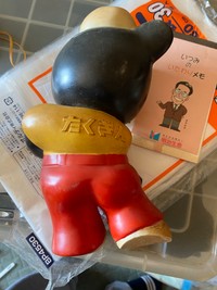 背中には「たくぎん」の文字。