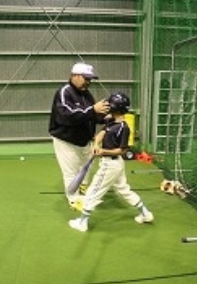 少年に打撃指導する矢作さん