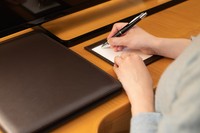 「メモ」を貼ってゴミ箱の横へ！※画像はイメージです（toitoi/stock.adobe.com）