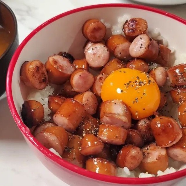 父親のために息子さんが初めて作った朝ごはん。細かく刻んだウインナーと卵黄をのせた豪快な一杯／浩司さん（@ikacamp）提供