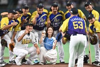 原辰徳氏（左）らと記念撮影する上戸彩（中央）＝東京ドーム