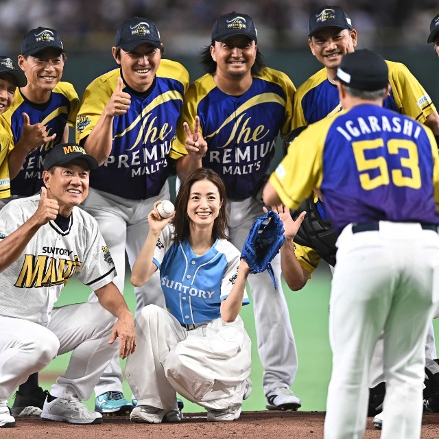 原辰徳氏（左）らと記念撮影する上戸彩（中央）＝東京ドーム