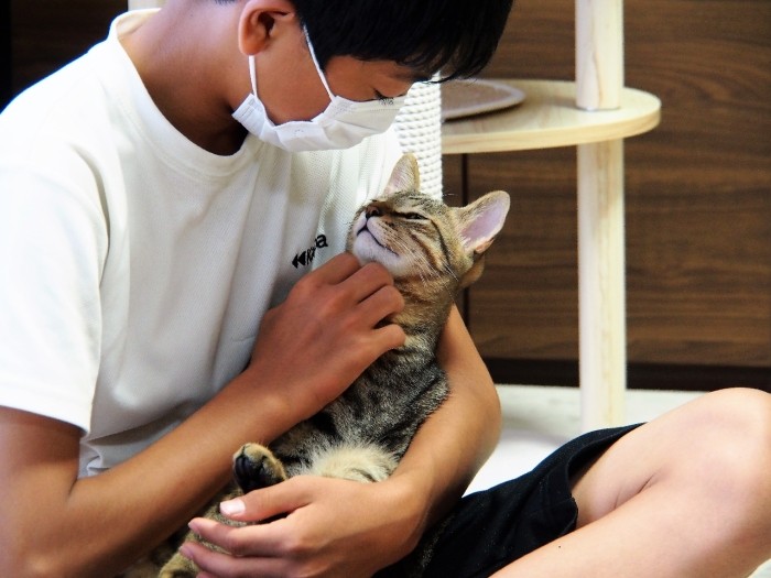 まさくんこと雅朗を抱く次男