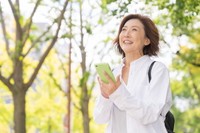 最も積極的にAIを活用しているのは「60代以上の女性」　※画像はイメージです（miya227/stock.adobe.com）