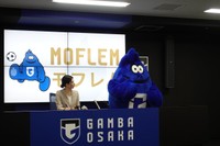 報道陣の質問に身振り手振りで答えるモフレム