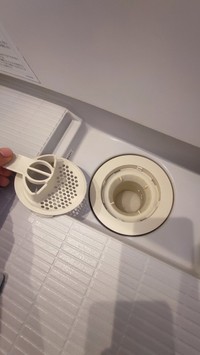 こちらが退去後の「洗濯機の排水口」（画像提供：絶望クリーニングさん）