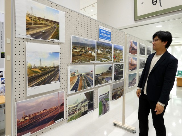５５年前の大阪万博開催時に活躍した電車の写真が並ぶ会場（大阪府吹田市・千里ニュータウン情報館）
