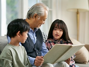 笑う親鸞―楽しい念仏、歌う説教」書評 意味超えて心に届く声