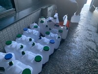 途中、立ち寄った石川県庁で持参したタンクに水を補給。輪島市の避難所に運んだ＝石川県金沢市（撮影・アントニオ小猪木）