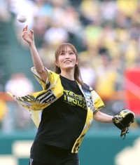 ファーストピッチセレモニーを務めた山本彩＝甲子園
