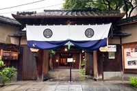 家紋が入った門幕がかかる中村楼の入り口（2025年7月撮影）