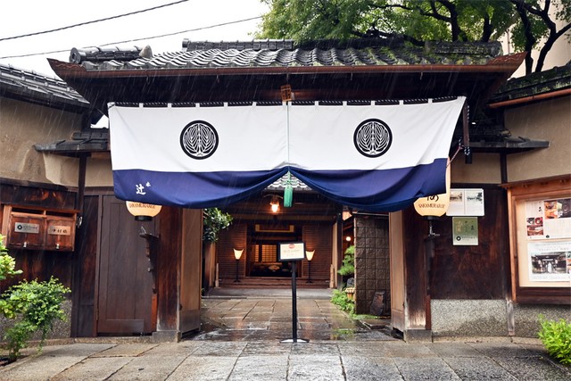 家紋が入った門幕がかかる中村楼の入り口（2025年7月撮影）