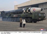 2022年11月18日、大陸間弾道ミサイル（ICBM）「火星17」の試射を娘と共に視察する金正恩総書記