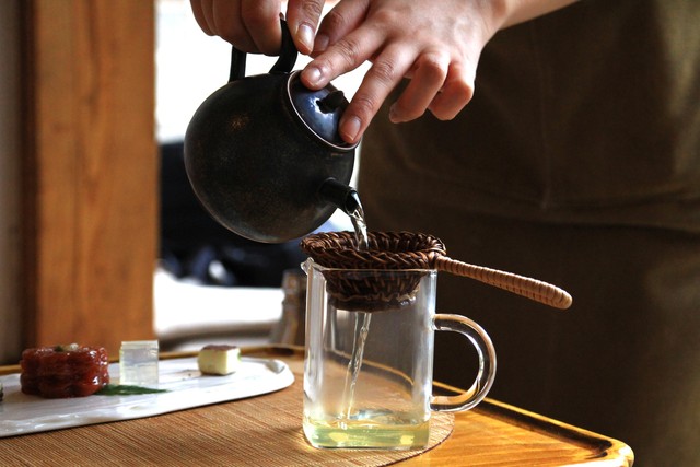 こだわりの茶葉で淹れるお茶にホッと一息。