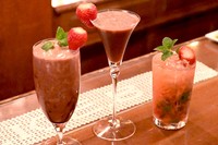 神戸「SLICE BAR」で提供される、（左から）ストロベリーショコラ、ルージュカカオマティーニ、ストロベリーモヒート（写真／Lmaga.jp編集部）