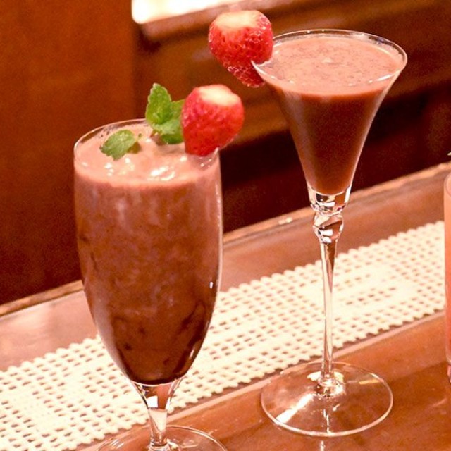 神戸「SLICE BAR」で提供される、（左から）ストロベリーショコラ、ルージュカカオマティーニ、ストロベリーモヒート（写真／Lmaga.jp編集部）