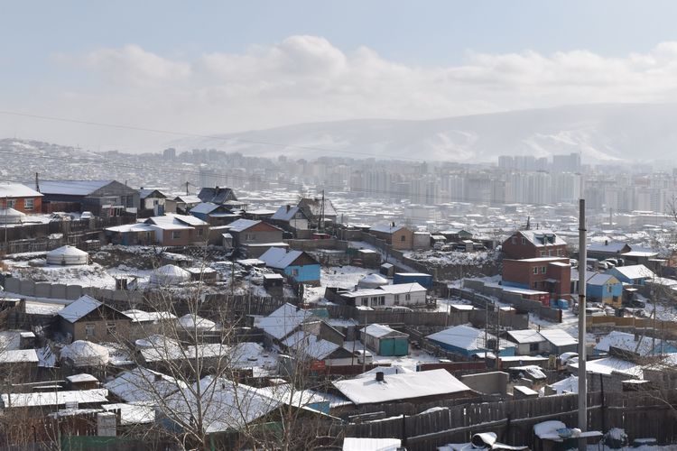 ウランバートルのゲル地区。奥には高層マンションがたつ中心部が見える＝2025年11月26日、ウランバートル、中川竜児撮影