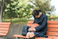 バスケットボールを持って悩む女子中学生※画像はイメージです（buritora/stock.adobe.com）