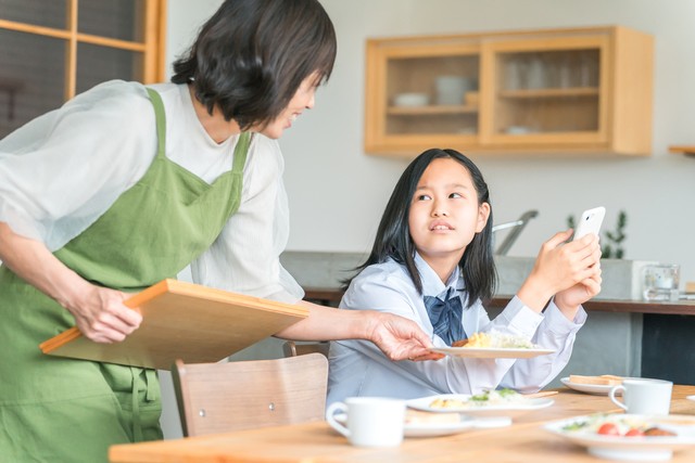 親に対して不満な表情をする子供※画像はイメージです（buritora/stock.adobe.com）
