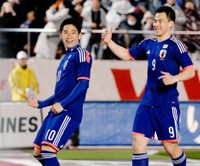 サッカー日本代表で活躍した岡崎慎司氏（右）左は香川真司