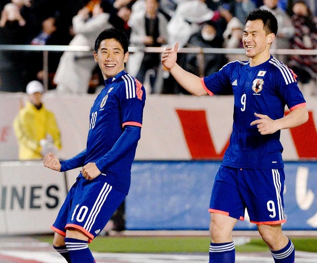 サッカー日本代表で活躍した岡崎慎司氏（右）左は香川真司