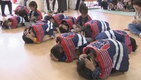 「だんごむしのポーズ」を学ぶ子どもたち