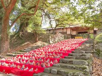 「古都秋月　後の雛り」で石段に並べられた雛人形