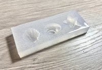 粘土で作った「原型」から「シリコン型」を作り…（画像提供：ピヨノメさん）