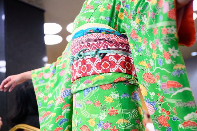 ファッションショーで披露されたパレスチナ刺繡帯=2025年5月、東京都渋谷区、小山幸佑撮影