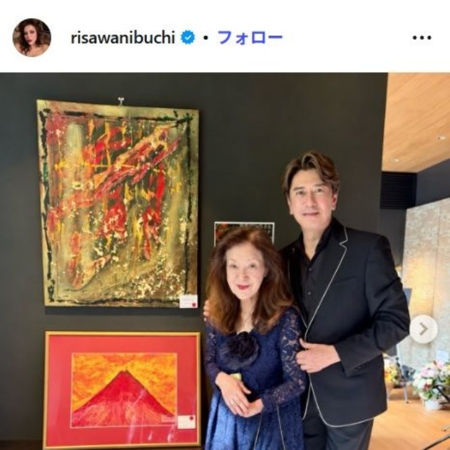 鰐淵理沙のインスタグラム@risawanibuchiより　川﨑麻世の個展に訪れた鰐淵晴子
